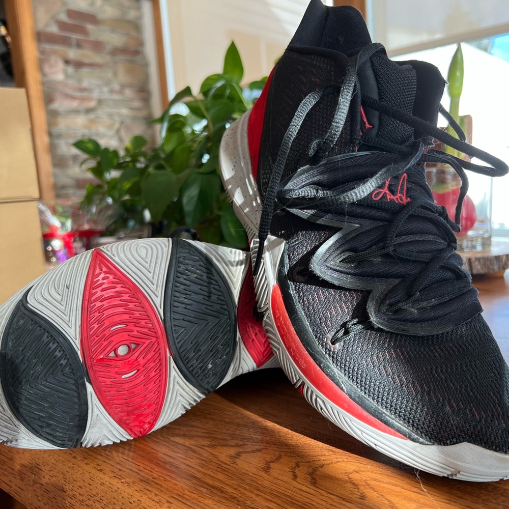 Mens Nike Kyrie Basketball shoes sz.11. Red and black high tops.
